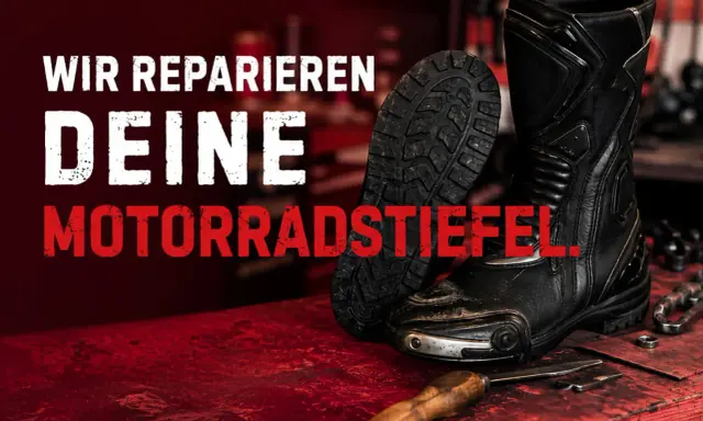 Schwarze Motorradstiefel auf rotem Tisch, bereit für die stiefel reparatur. Werkzeuge liegen daneben. "Wir reparieren deine Motorradstiefel.