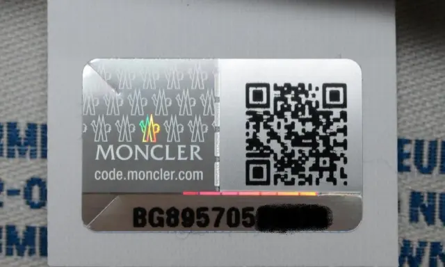 Moncler-Code-Etikett mit QR-Code und Seriennummer.
