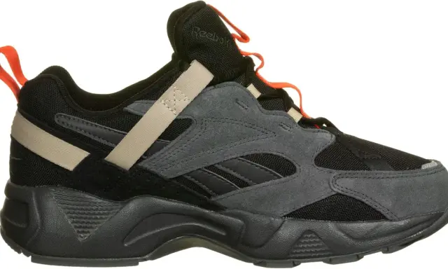 Reebok Aztrek 96: schwarzer Sneaker mit grauen Wildleder-Overlays, beige Akzenten und orangefarbenen Schlaufen.