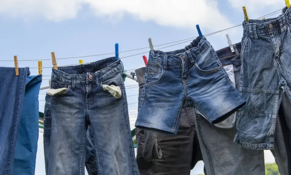 Jeans trocknen an der Wäscheleine. Ein ideales Jeans waschen programm sorgt für frische Kleidung.