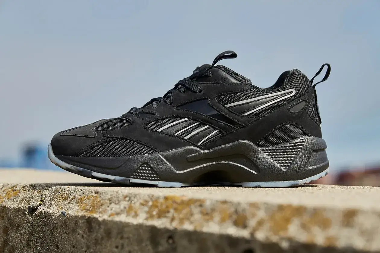 Schwarzer Reebok Aztrek 96 Sneaker mit reflektierenden Akzenten, bereit für jedes Abenteuer.