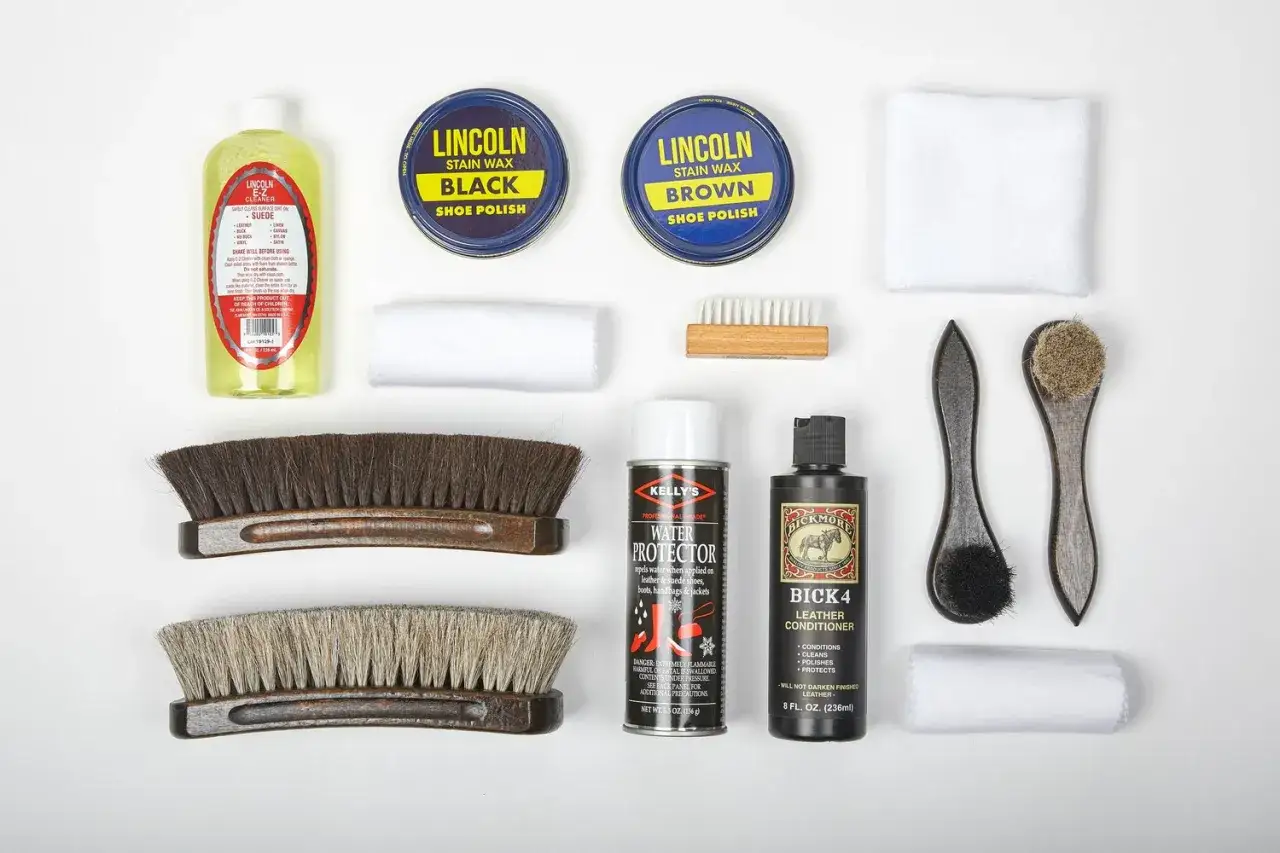 Alles für die perfekte Pflege von Lederschuhen: Bürsten, Schuhcreme, Lederconditioner und Wasserschutz.