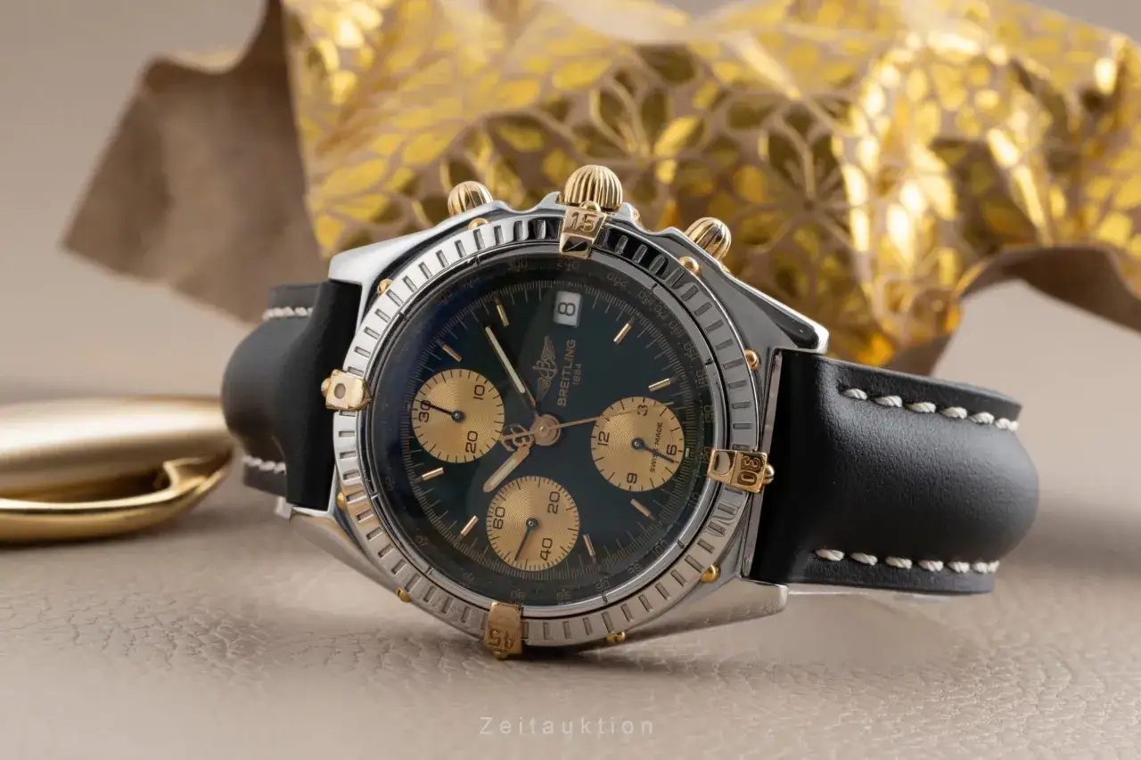Breitling B13048 Chronograph mit schwarzem Lederarmband und goldenen Akzenten. Echt oder Fälschung?