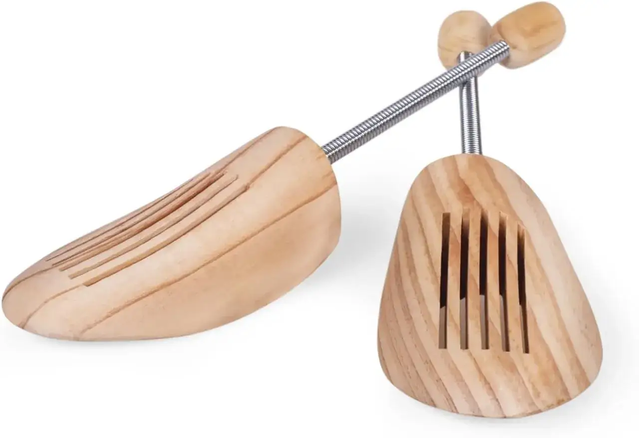 Zwei hölzerne Schuhspanner mit Federmechanismus, ideal für Wanderschuhe, um Form zu bewahren und Feuchtigkeit zu regulieren.