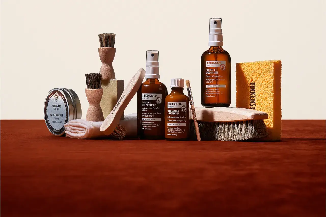 Pflegeprodukte f&uuml;r Birkenstock: B&uuml;rsten, Schwamm, Lederpflege und Sprays zur Reinigung und zum Schutz.