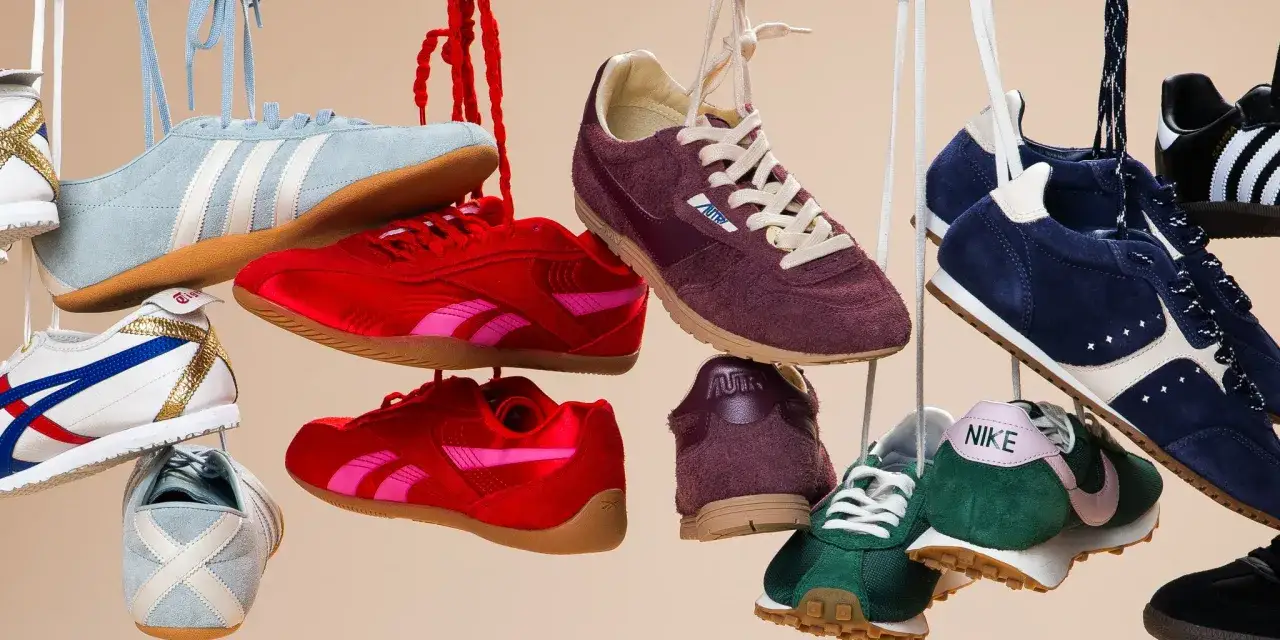 Eine bunte Auswahl an Sneakern hängt an Schnürsenkeln. Ein grüner Nike-Schuh, vielleicht der Nike Juvenate Nachfolger, sticht hervor.