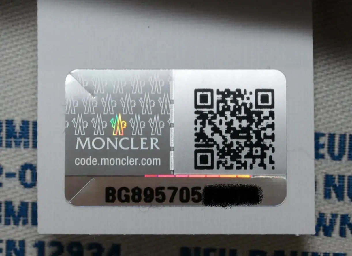 Moncler-Code-Etikett mit QR-Code und Seriennummer.