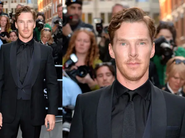 Benedict Cumberbatch im schwarzen Anzug mit schwarzem Hemd und Krawatte.