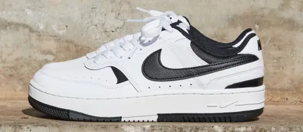 Weiße Nike Sneaker mit schwarzen Akzenten, ein stylischer Nachfolger des Nike Juvenate, perfekt für den Alltag.