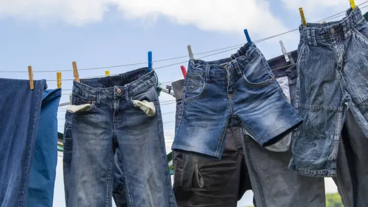 Jeans trocknen an der Wäscheleine. Ein ideales Jeans waschen programm sorgt für frische Kleidung.