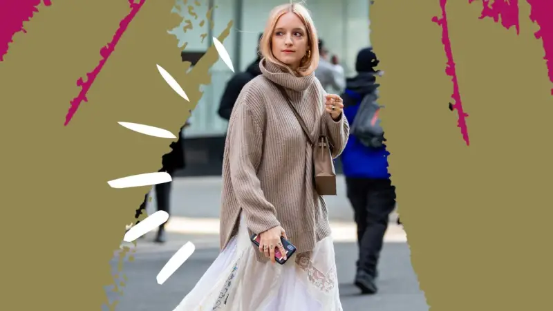 Stylisches Outfit: Ein Oversize-Rollkragenpullover wird lässig über einem langen Kleid getragen. So lässt sich ein Kleid mit Pullover kombinieren im Winter.