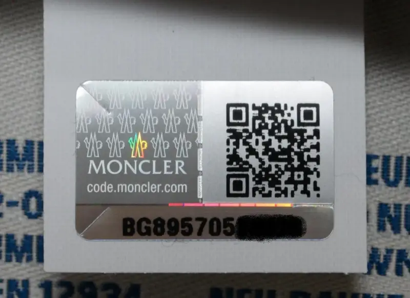 Moncler-Code-Etikett mit QR-Code und Seriennummer.